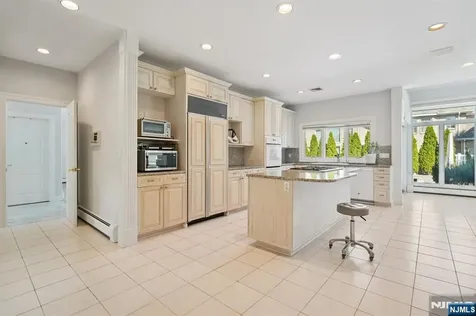 32 Laurie Drive Englewood Cliffs NJ 07632