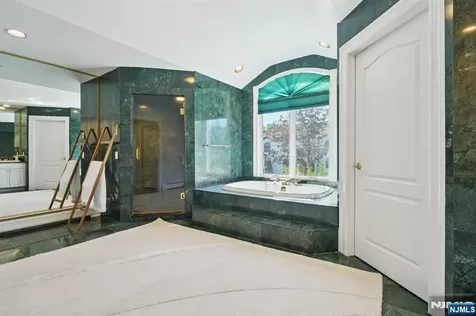 32 Laurie Drive Englewood Cliffs NJ 07632