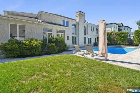32 Laurie Drive Englewood Cliffs NJ 07632