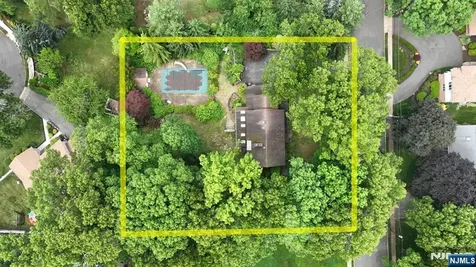 9 Lyncrest Drive Paramus NJ 07652