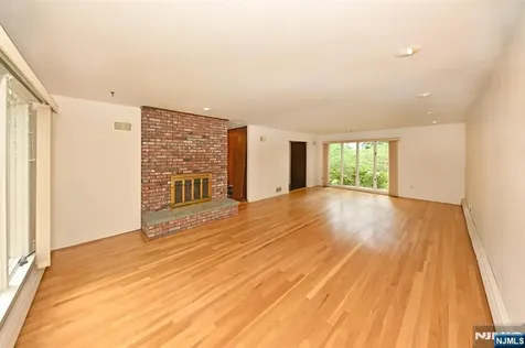 9 Lyncrest Drive Paramus NJ 07652