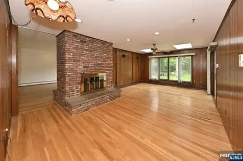 9 Lyncrest Drive Paramus NJ 07652