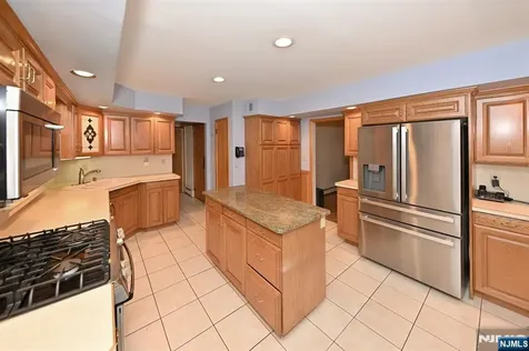 9 Lyncrest Drive Paramus NJ 07652