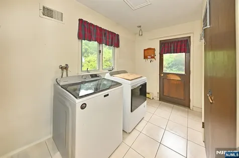 9 Lyncrest Drive Paramus NJ 07652