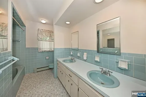 9 Lyncrest Drive Paramus NJ 07652