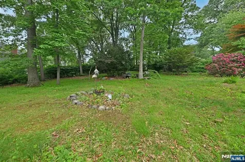 9 Lyncrest Drive Paramus NJ 07652