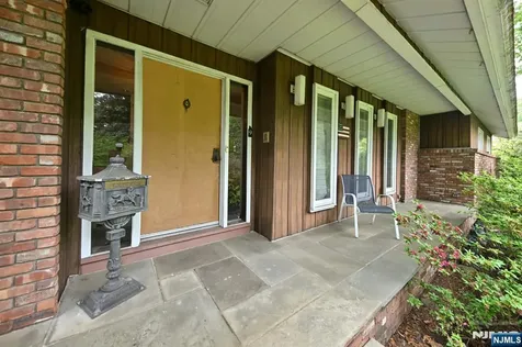 9 Lyncrest Drive Paramus NJ 07652