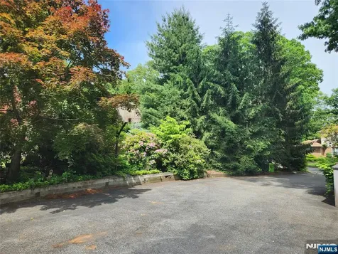 9 Lyncrest Drive Paramus NJ 07652