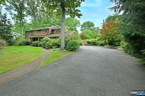 9 Lyncrest Drive Paramus NJ 07652