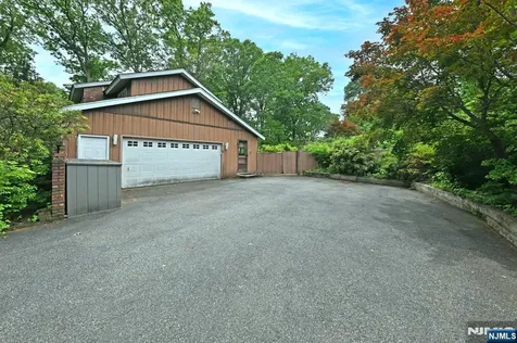 9 Lyncrest Drive Paramus NJ 07652