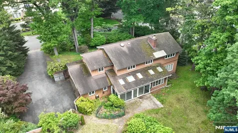 9 Lyncrest Drive Paramus NJ 07652