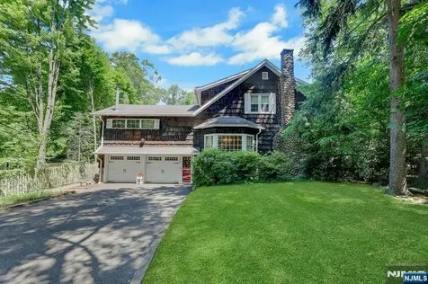 22 Crest Road Hillsdale NJ 07642