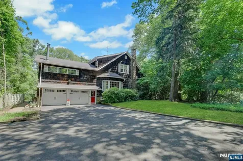 22 Crest Road Hillsdale NJ 07642