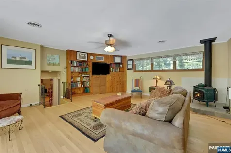 22 Crest Road Hillsdale NJ 07642