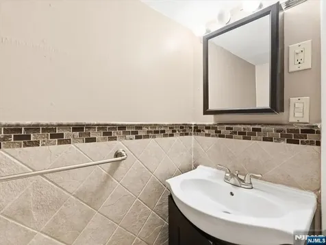 122 Glenwood Avenue Bloomfield NJ 07003