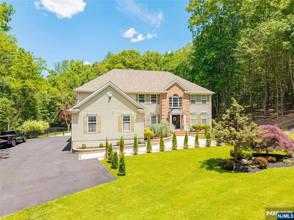 17 Cromwell Drive Chester Township NJ 07930