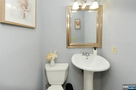 85 Primrose Lane Paramus NJ 07652