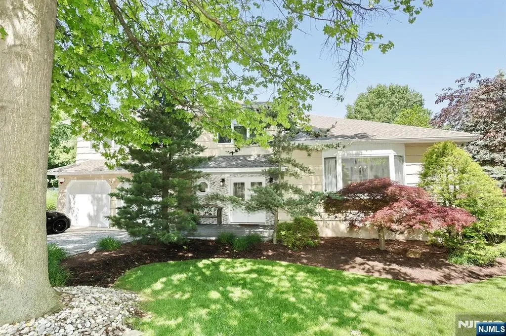 517 Pine Hill Road Leonia NJ 07605