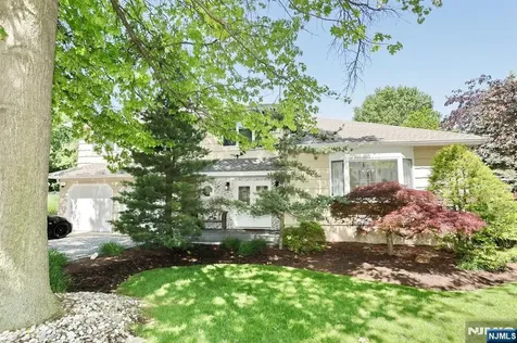 517 Pine Hill Road Leonia NJ 07605
