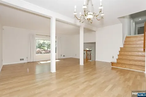 517 Pine Hill Road Leonia NJ 07605