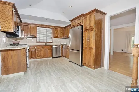 517 Pine Hill Road Leonia NJ 07605