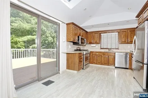 517 Pine Hill Road Leonia NJ 07605