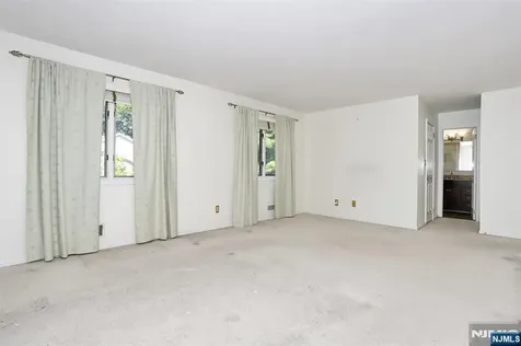 517 Pine Hill Road Leonia NJ 07605