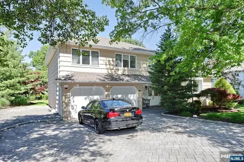517 Pine Hill Road Leonia NJ 07605