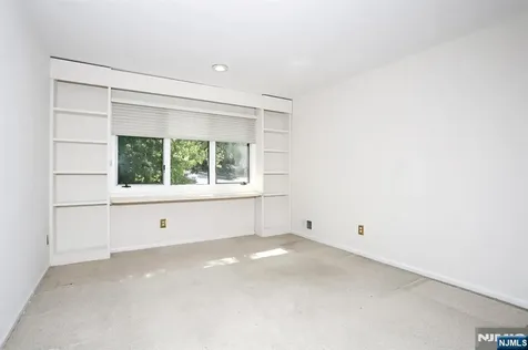 517 Pine Hill Road Leonia NJ 07605