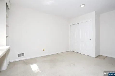 517 Pine Hill Road Leonia NJ 07605