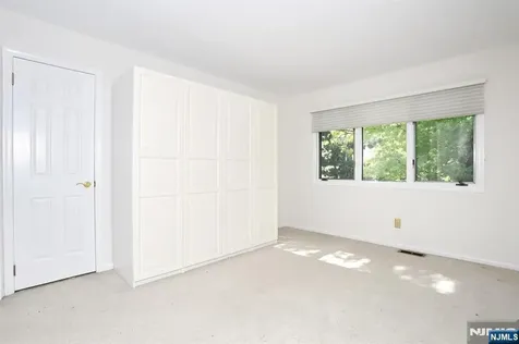 517 Pine Hill Road Leonia NJ 07605