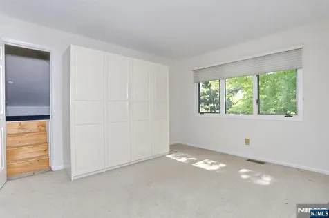 517 Pine Hill Road Leonia NJ 07605