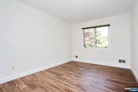 517 Pine Hill Road Leonia NJ 07605
