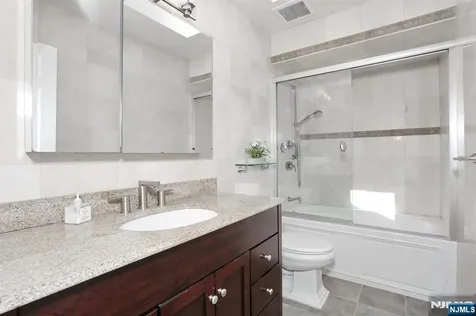 517 Pine Hill Road Leonia NJ 07605