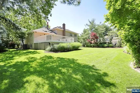 517 Pine Hill Road Leonia NJ 07605