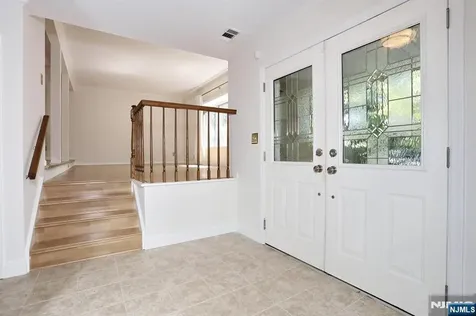 517 Pine Hill Road Leonia NJ 07605