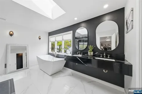 13 Dogwood Court Paramus NJ 07652
