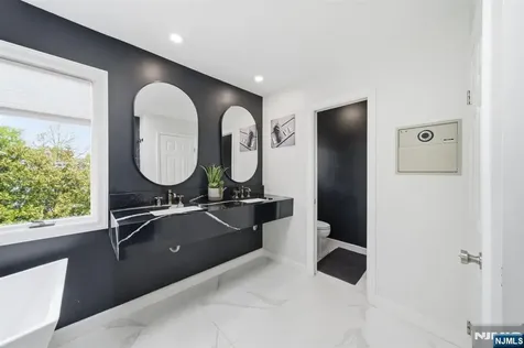 13 Dogwood Court Paramus NJ 07652