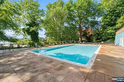 1375 River Road Edgewater NJ 07020