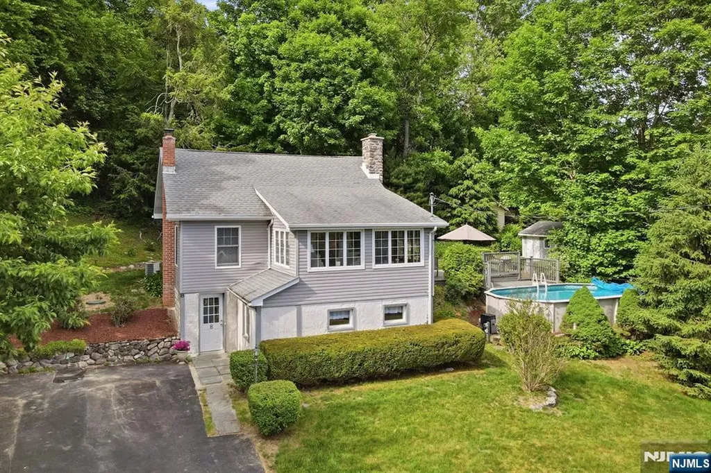8 Ivan Road West Milford NJ 07480