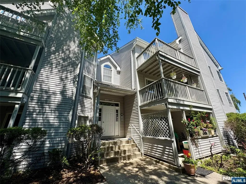 8 Quartz Lane Paterson NJ 07501