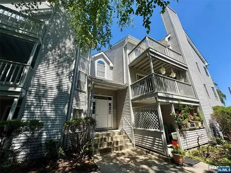 8 Quartz Lane Paterson NJ 07501