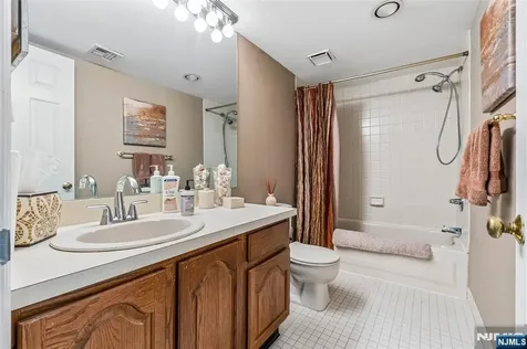 8 Quartz Lane Paterson NJ 07501