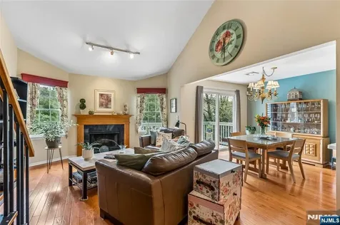 8 Quartz Lane Paterson NJ 07501
