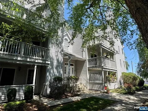 8 Quartz Lane Paterson NJ 07501