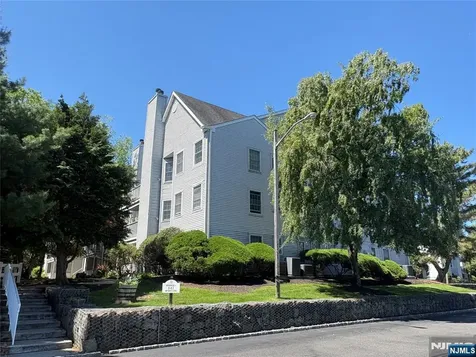 8 Quartz Lane Paterson NJ 07501