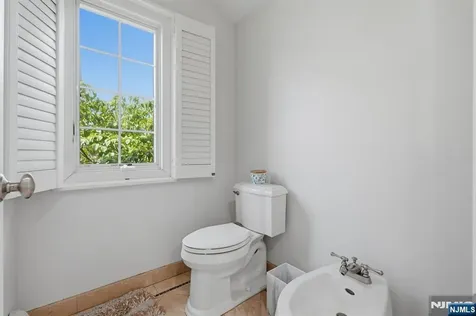 70 Mcelroy Avenue Fort Lee NJ 07024
