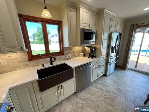 321 Thomas Avenue Lyndhurst NJ 07071