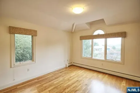 696 Undercliff Avenue Edgewater NJ 07020