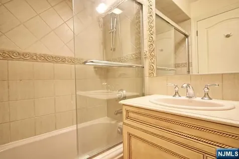 696 Undercliff Avenue Edgewater NJ 07020
